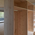 Privathaus Ostschweiz: Innenausbau Schlafzimmer mit Arvenankleide und einem Sideboard in massiver Ulme, durchgeführt von der Schreinerei Eigenmann AG