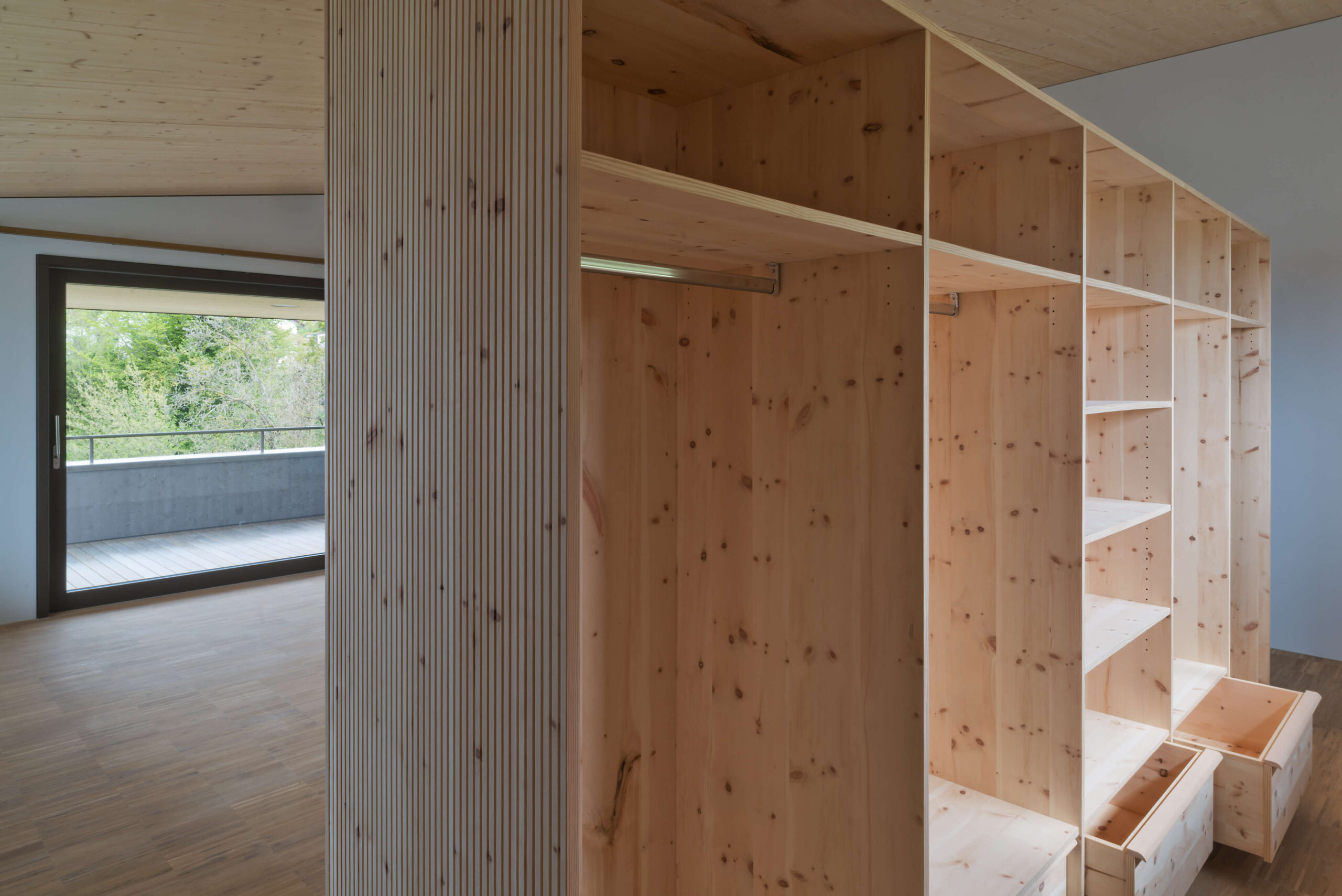 Privathaus Ostschweiz: Innenausbau Schlafzimmer mit Arvenankleide und einem Sideboard in massiver Ulme, durchgeführt von der Schreinerei Eigenmann AG